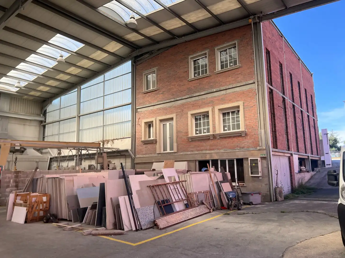 Vista exterior de Nave industrial en venta en Narón