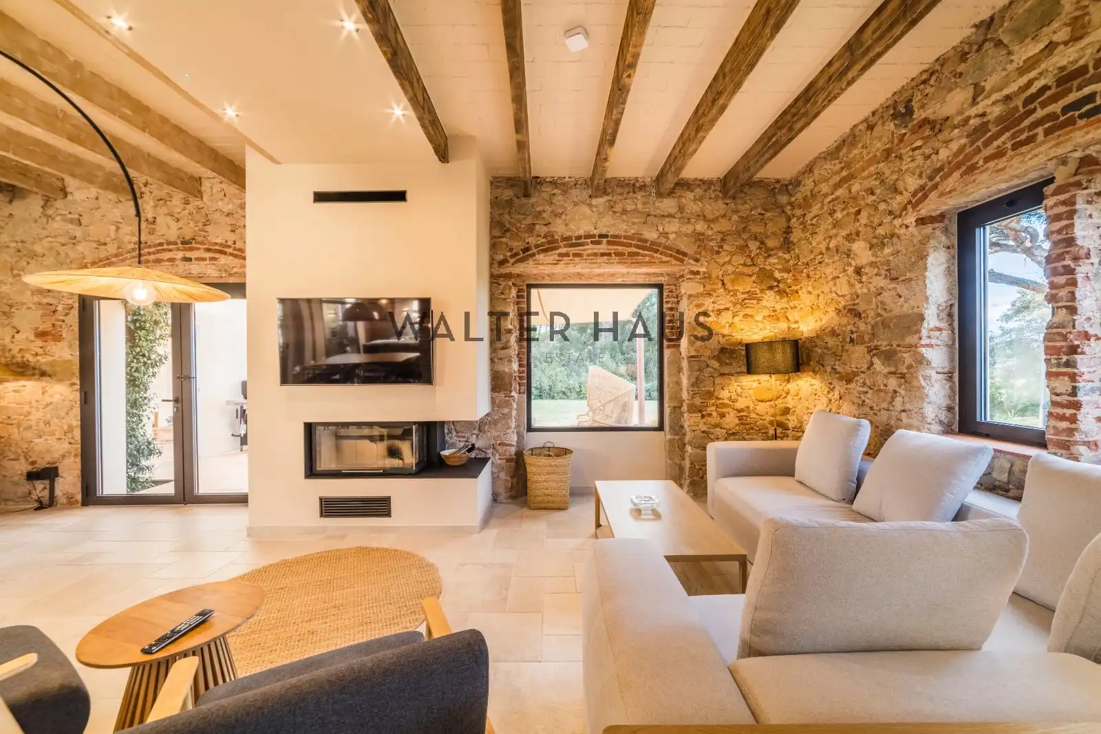 Sala de estar de Finca rústica en venta en Santa Cristina d'Aro con Calefacción, Jardín privado y Parquet