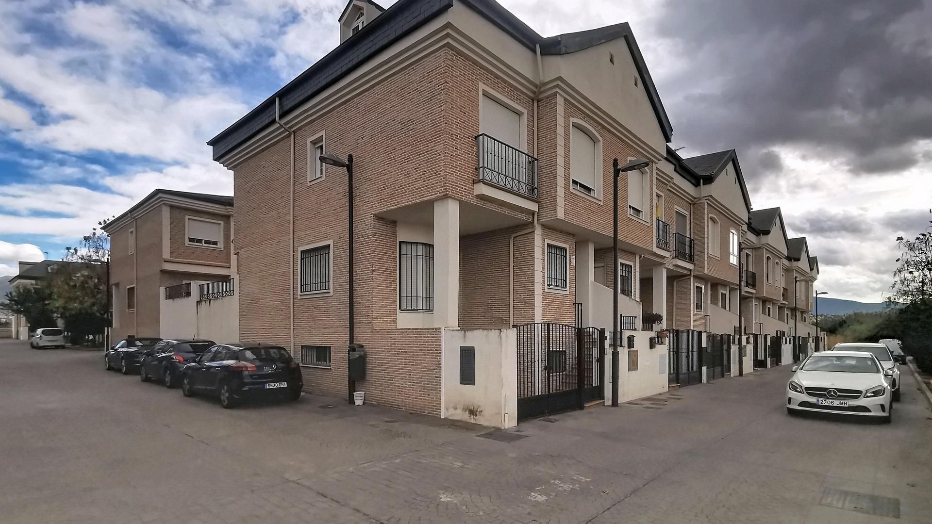 Vista exterior de Casa adosada en venda en Armilla amb Aire condicionat, Calefacció i Jardí privat