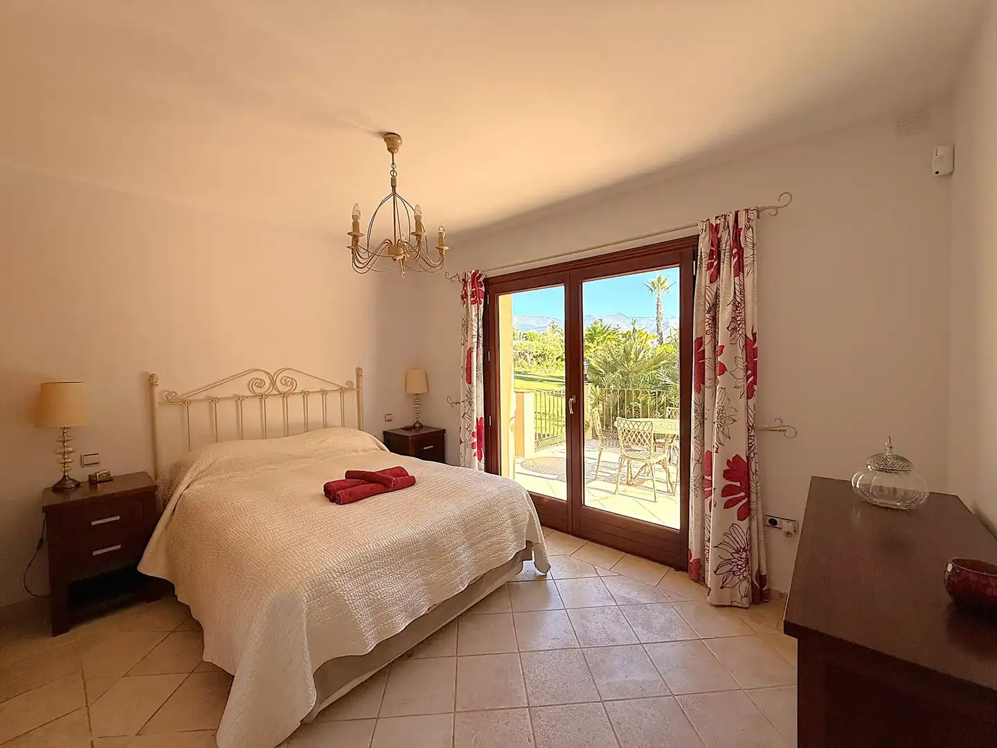 Dormitori de Casa o xalet en venda en Estepona amb Aire condicionat, Jardí privat i Terrassa