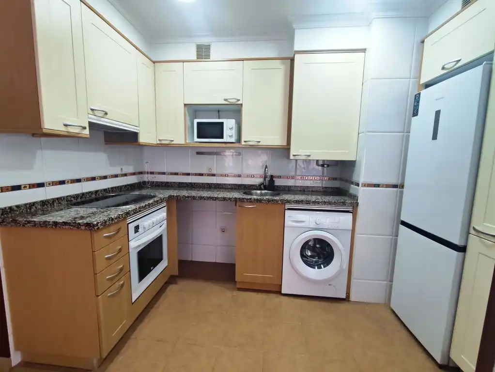 Cuina de Apartament en venda en Gijón  amb Calefacció, Parquet i Moblat
