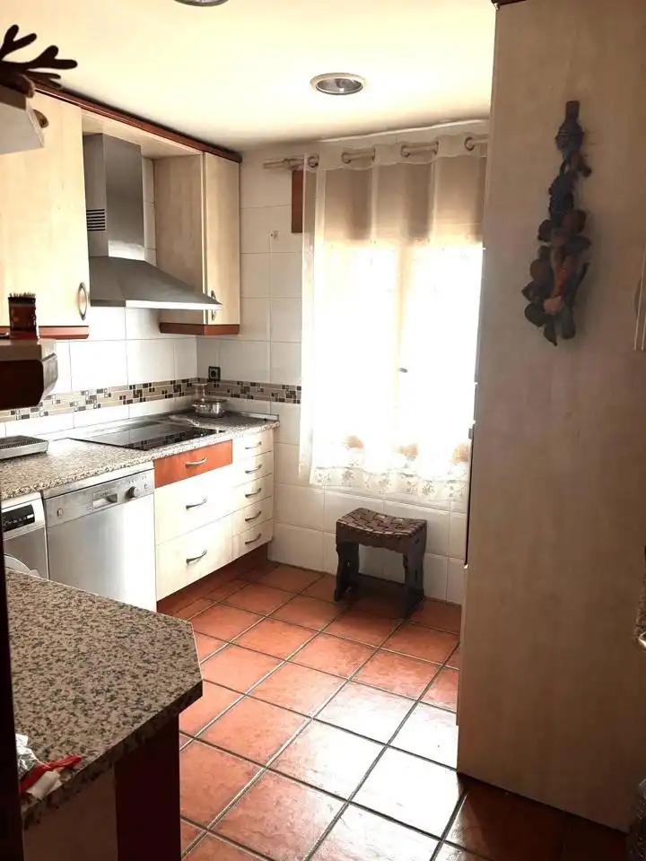 Cuina de Casa adosada en venda en El Hoyo de Pinares  amb Calefacció i Terrassa