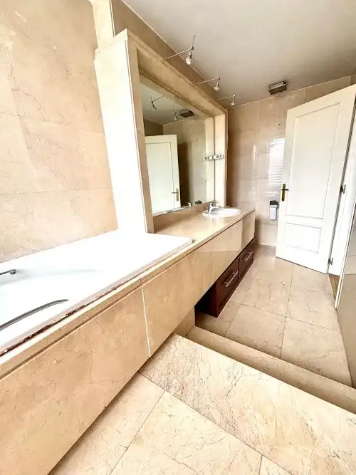 Bathroom of Flat for sale in Madrid  with Air Conditioner, Heating and Parquet flooring