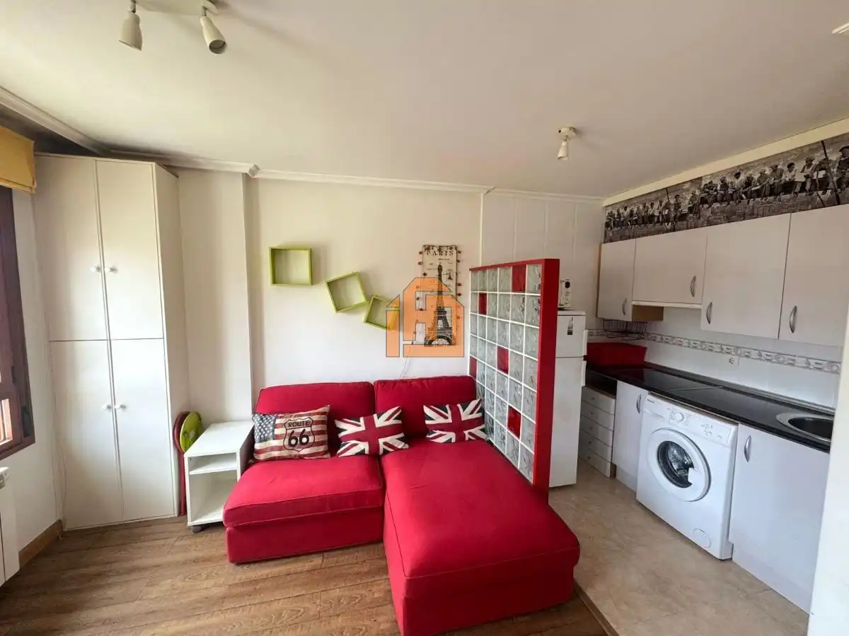 Sala d'estar de Apartament de lloguer en Valverde de la Virgen amb Calefacció, Parquet i Moblat