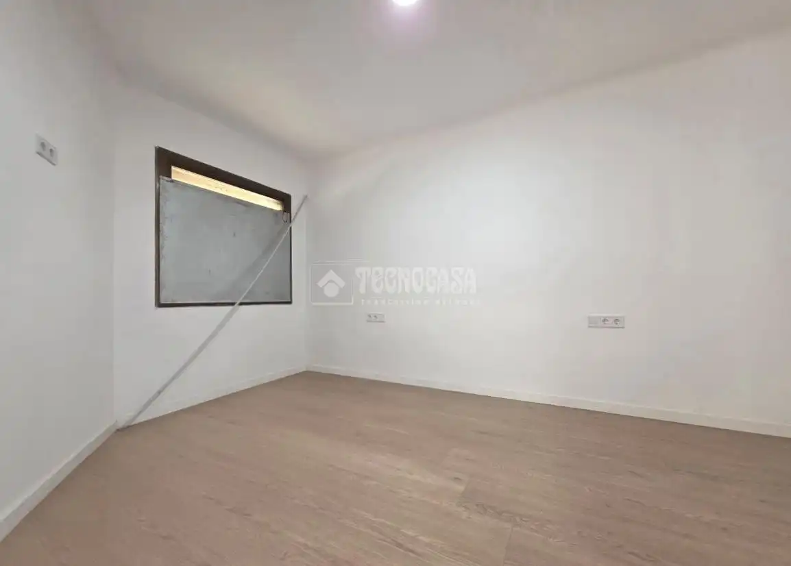 Dormitori de Pis en venda en Santa Coloma de Gramenet amb Parquet i Terrassa