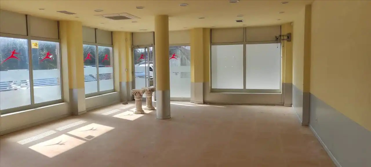 Commercial properties for sale in KRYSTAL PARC.PEÑA ROCIAS URB. BEZANA LAGO UAU-1 C/, Bezana - Prezanes