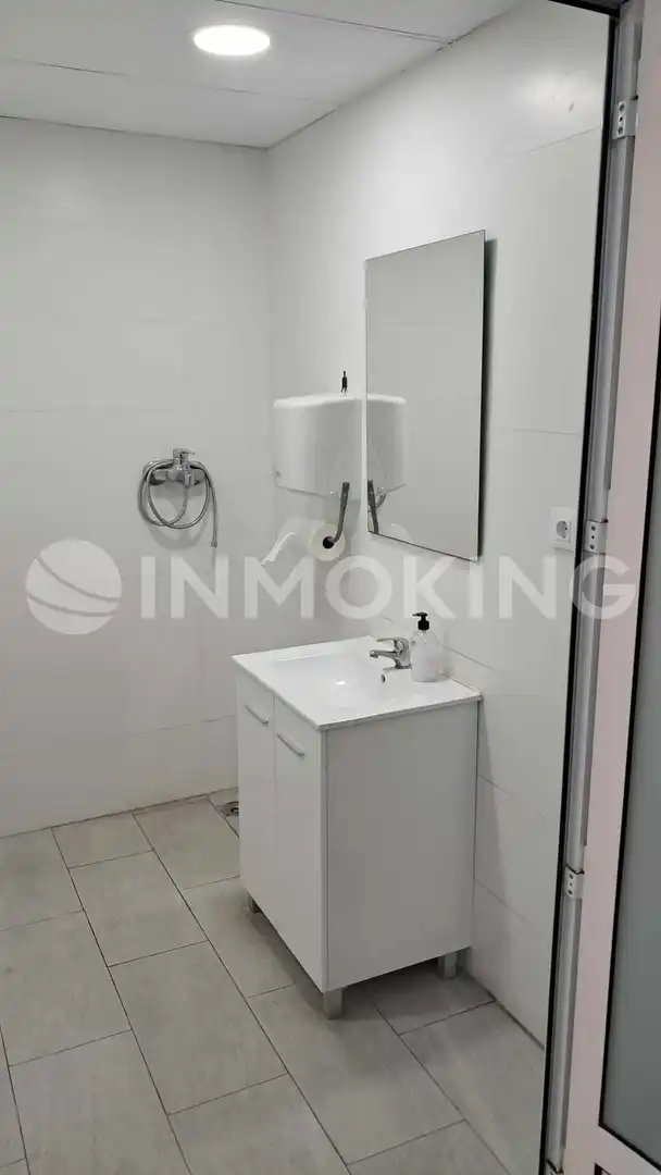 Baño de Nave industrial en venta en Valencia con Calefacción y Alarma