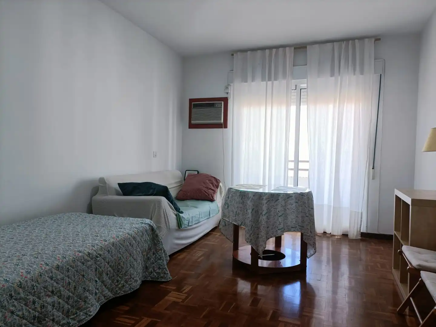 Dormitori de Estudi de lloguer en Sevilla amb Aire condicionat, Terrassa i Moblat