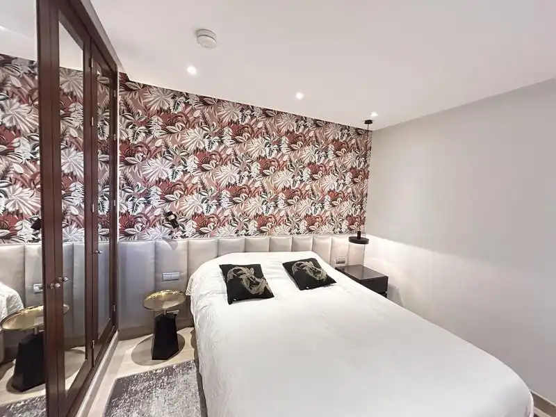 Habitación de Apartamento de alquiler en Estepona con Aire acondicionado, Terraza y Piscina