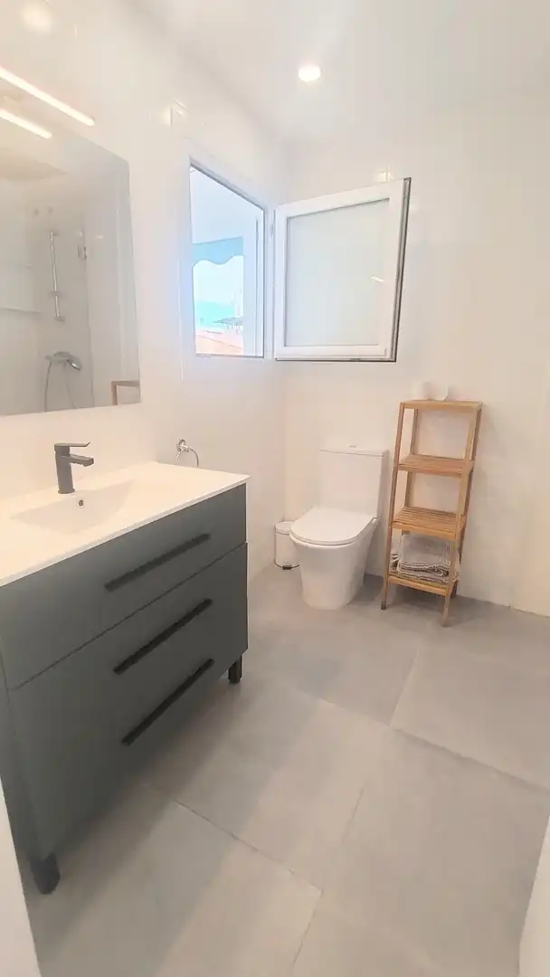 Badezimmer von Dachboden zum Verkauf in Girona mit Heizung und Möbliert