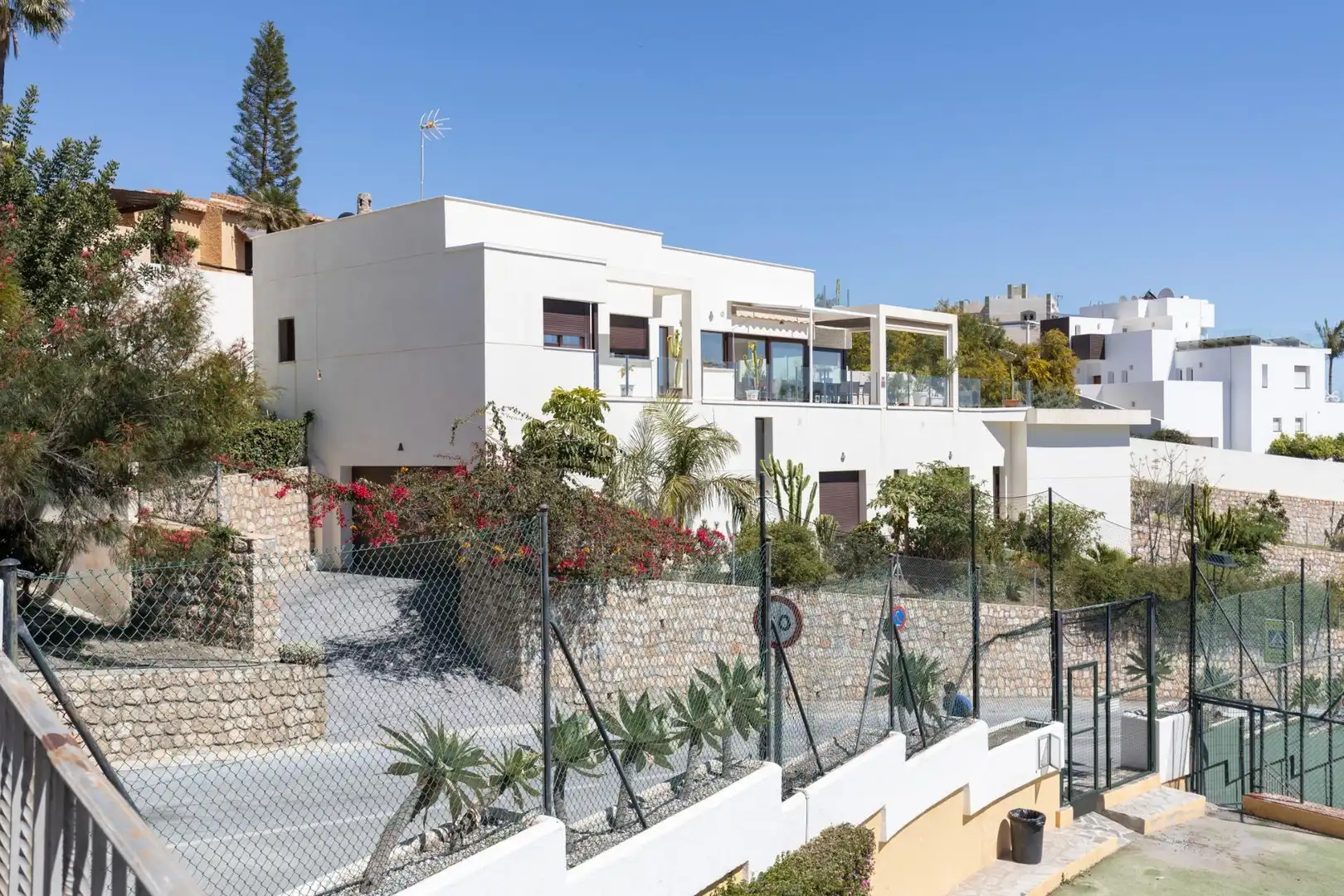 Vista exterior de Casa o xalet en venda en Salobreña amb Aire condicionat, Jardí privat i Piscina