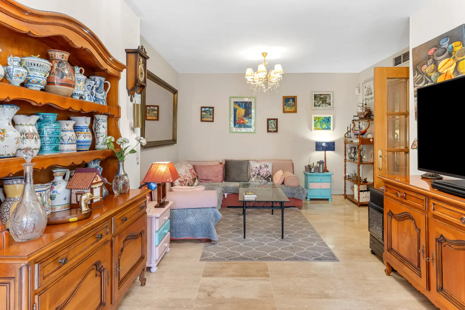 Sala d'estar de Planta baixa en venda en Marbella amb Aire condicionat, Jardí privat i Terrassa