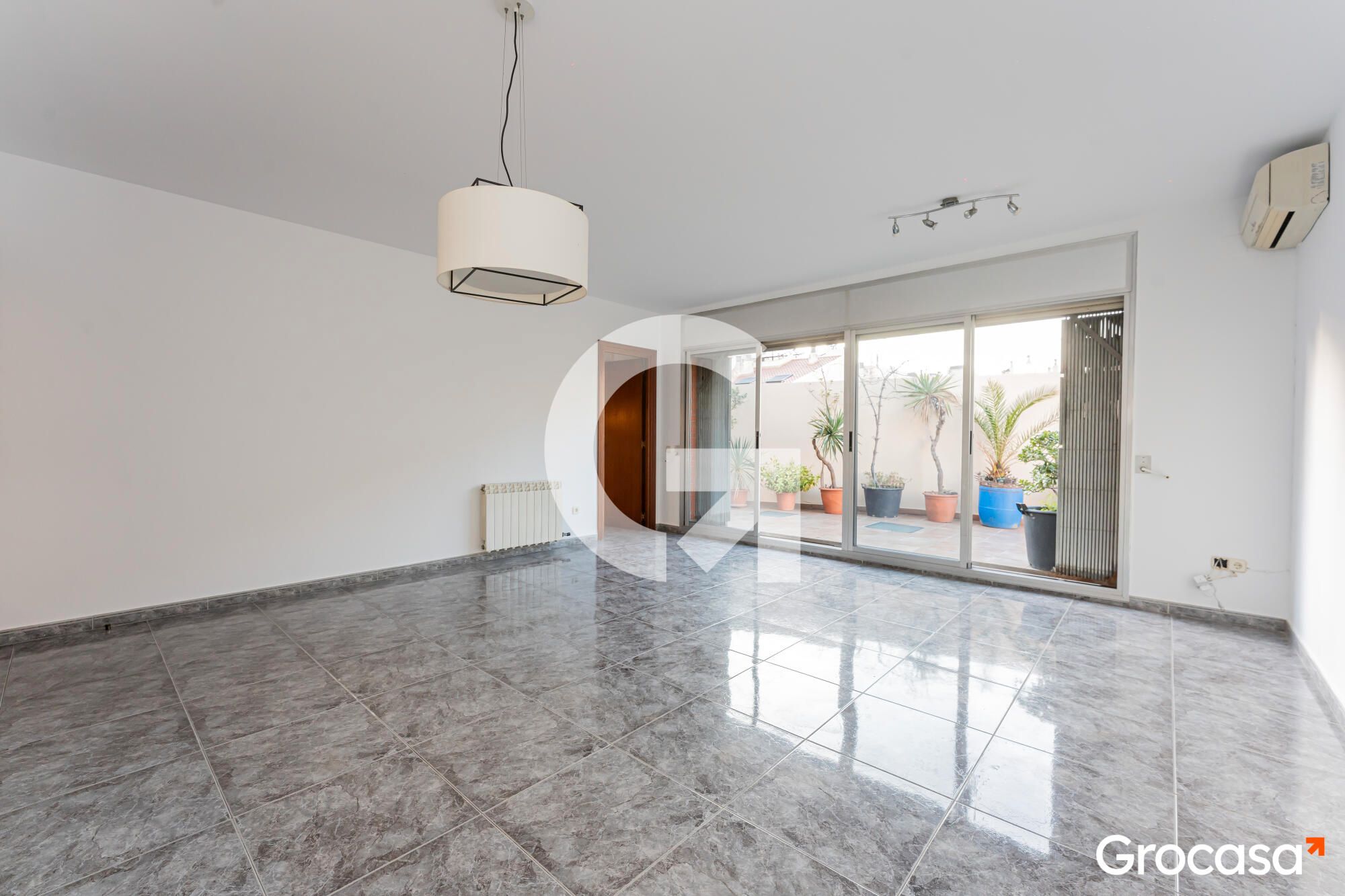 Sala d'estar de Casa o xalet en venda en Cornellà de Llobregat amb Aire condicionat, Calefacció i Terrassa
