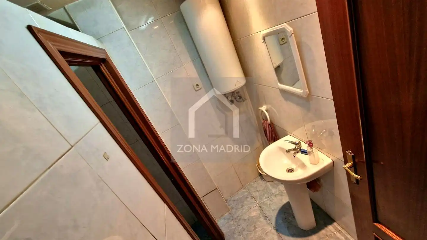 Bany de Local en venda en Madrid