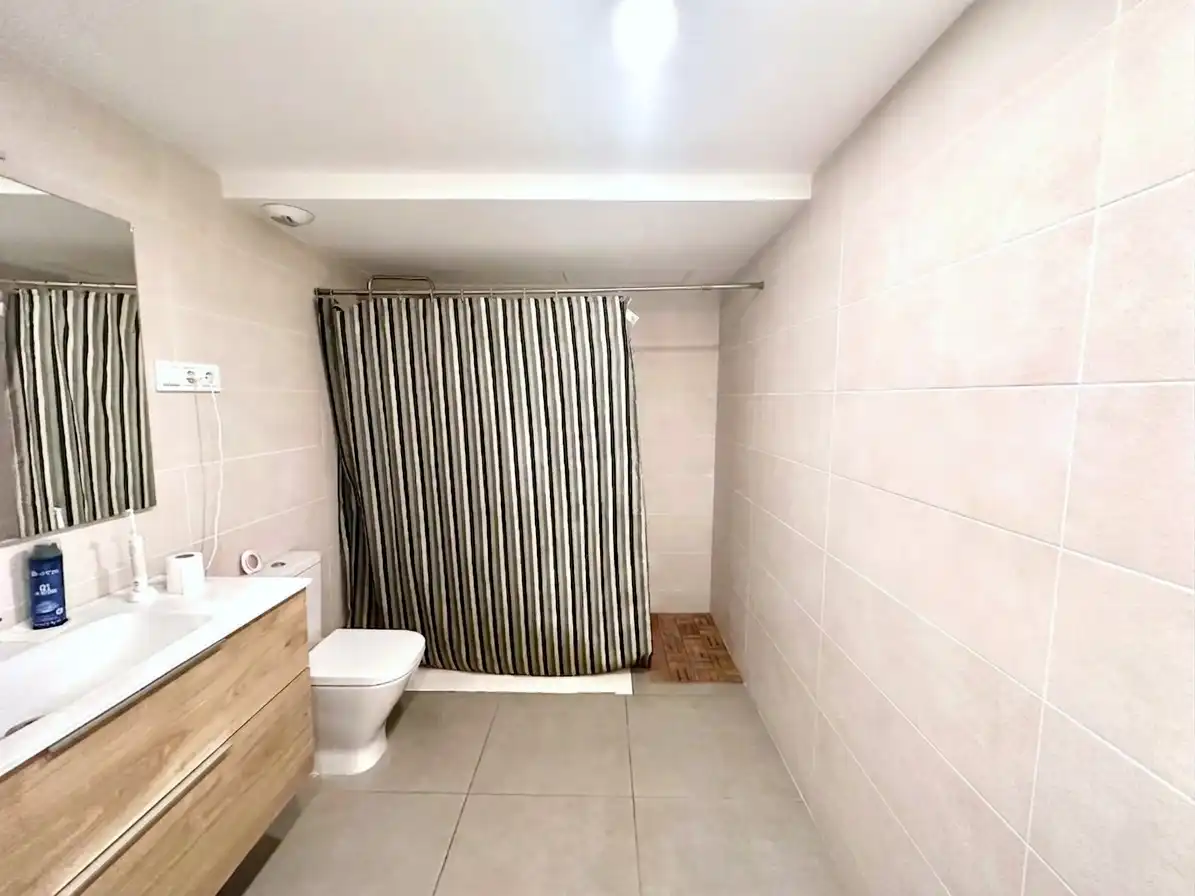 Badezimmer von Maisonette zum Verkauf in Badalona mit Klimaanlage, Heizung und Parkett
