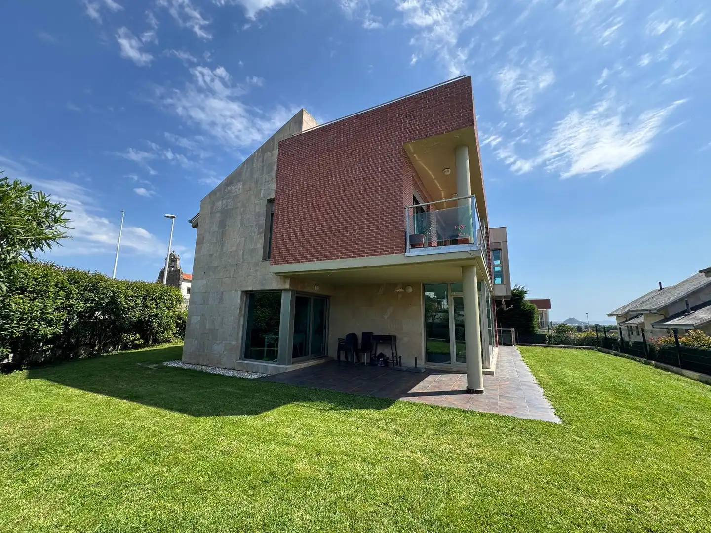 Vista exterior de Casa o xalet en venda en Santa Cruz de Bezana amb Calefacció, Jardí privat i Terrassa