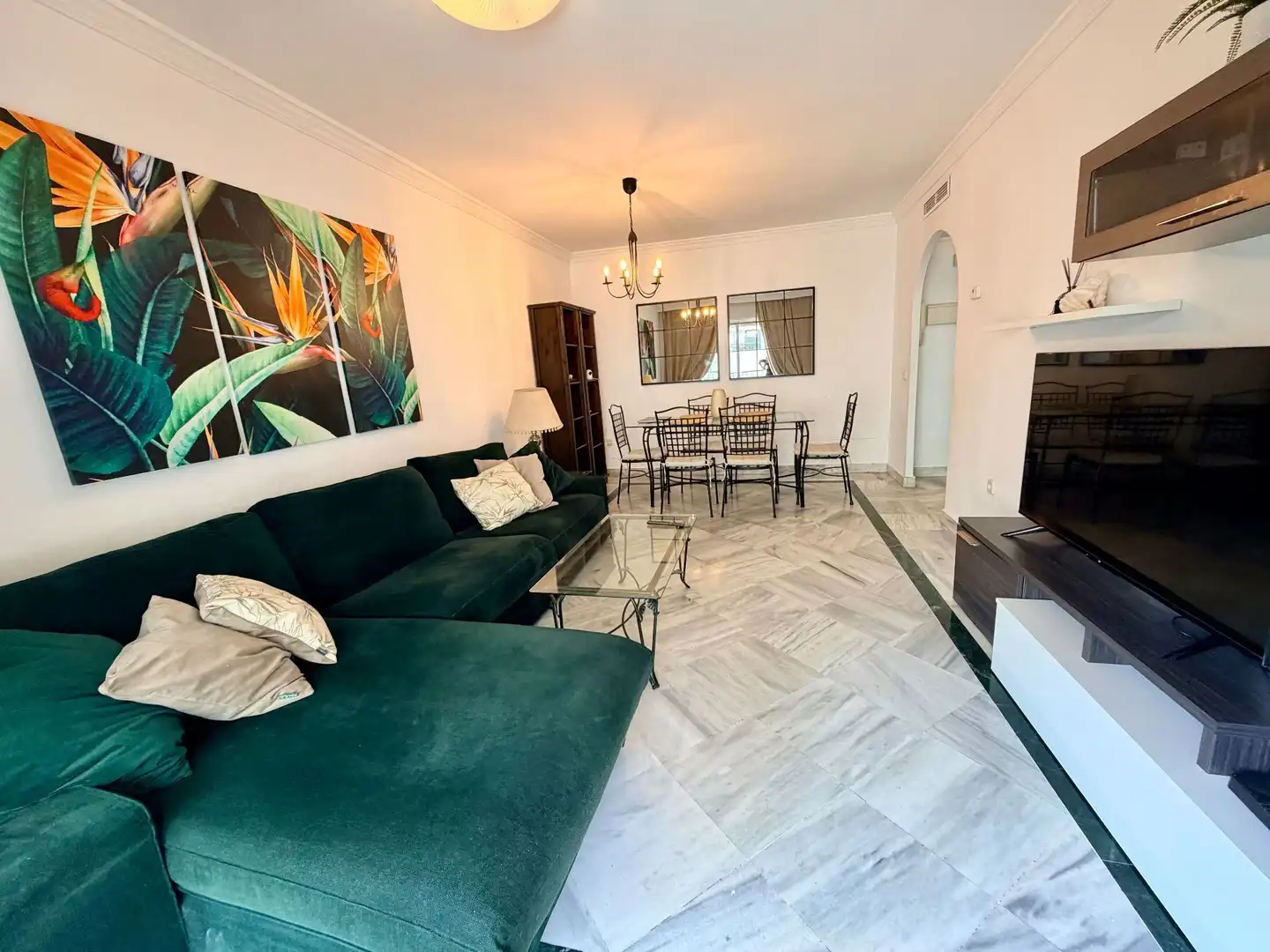 Sala d'estar de Apartament de lloguer en Marbella amb Aire condicionat, Moblat i Piscina comunitària