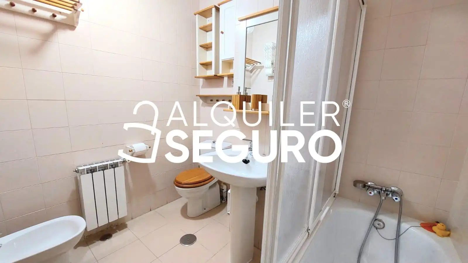 Bathroom of Flat for rent in Madrid  with Air Conditioner, Heating and Furnished
