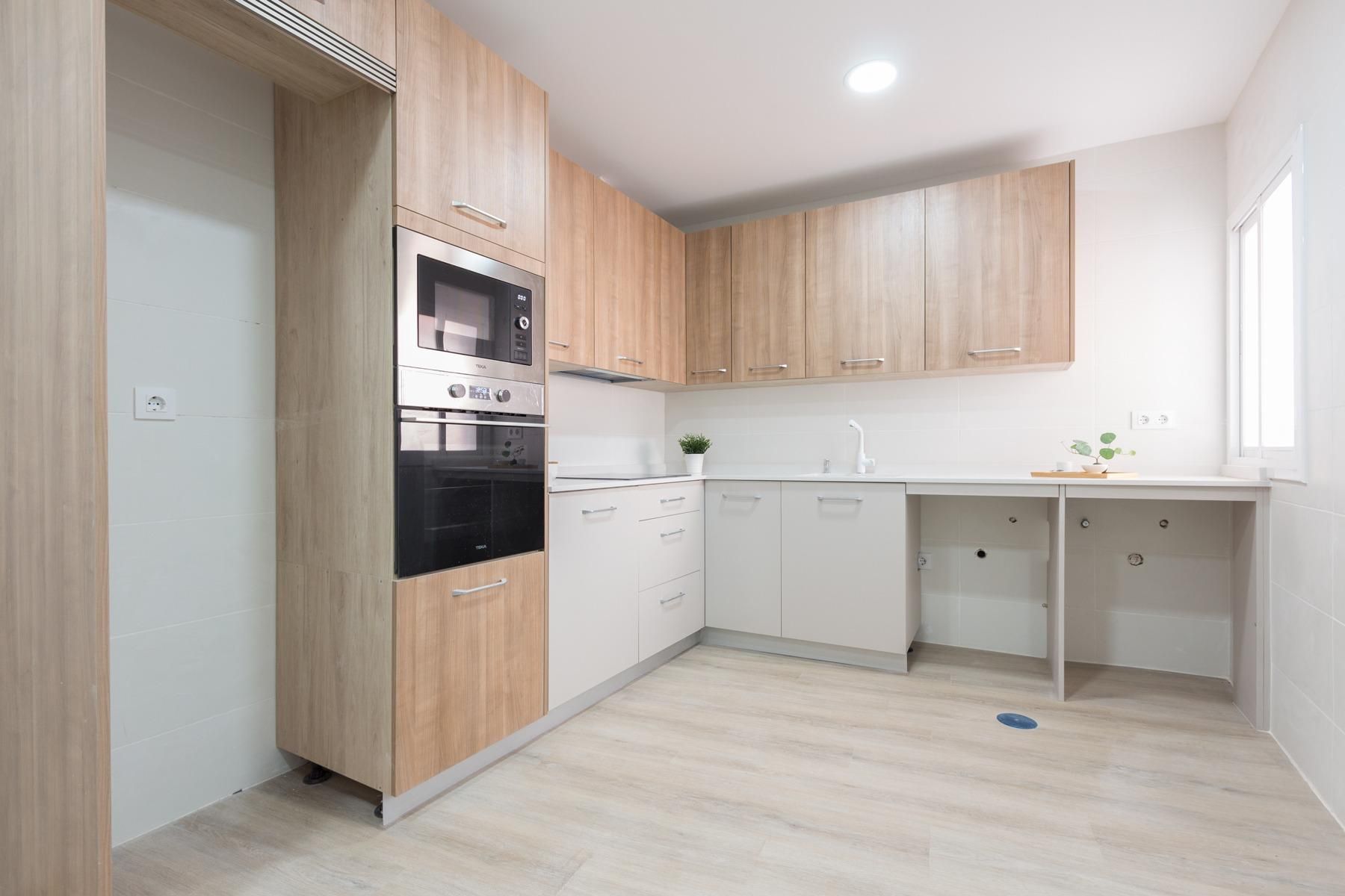 Kitchen of Flat for sale in  Sevilla Capital  with Air Conditioner, Parquet flooring and Balcony