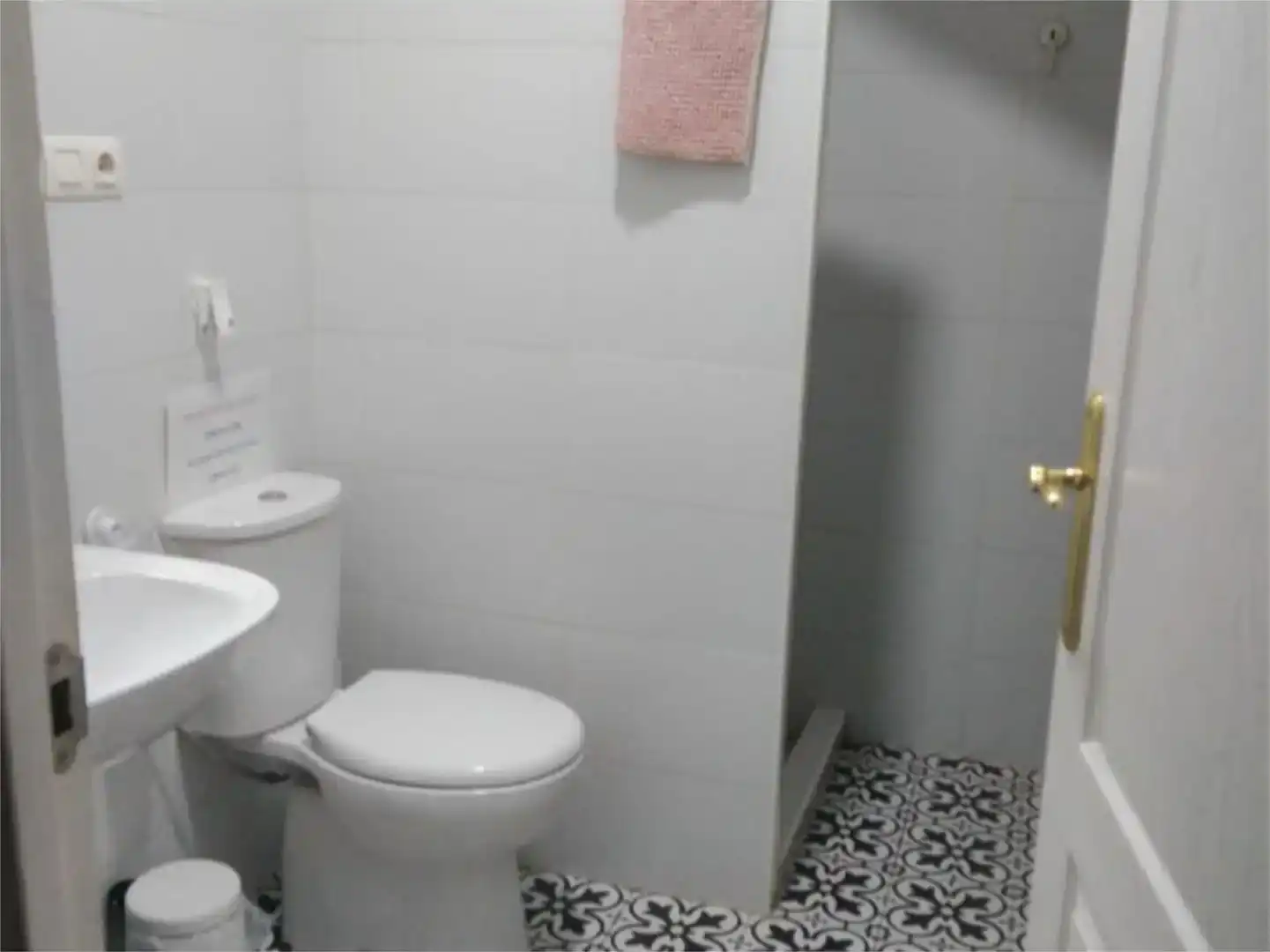 Badezimmer von Erdgeschoss zur Miete in Encinasola mit Möbliert und Balkon
