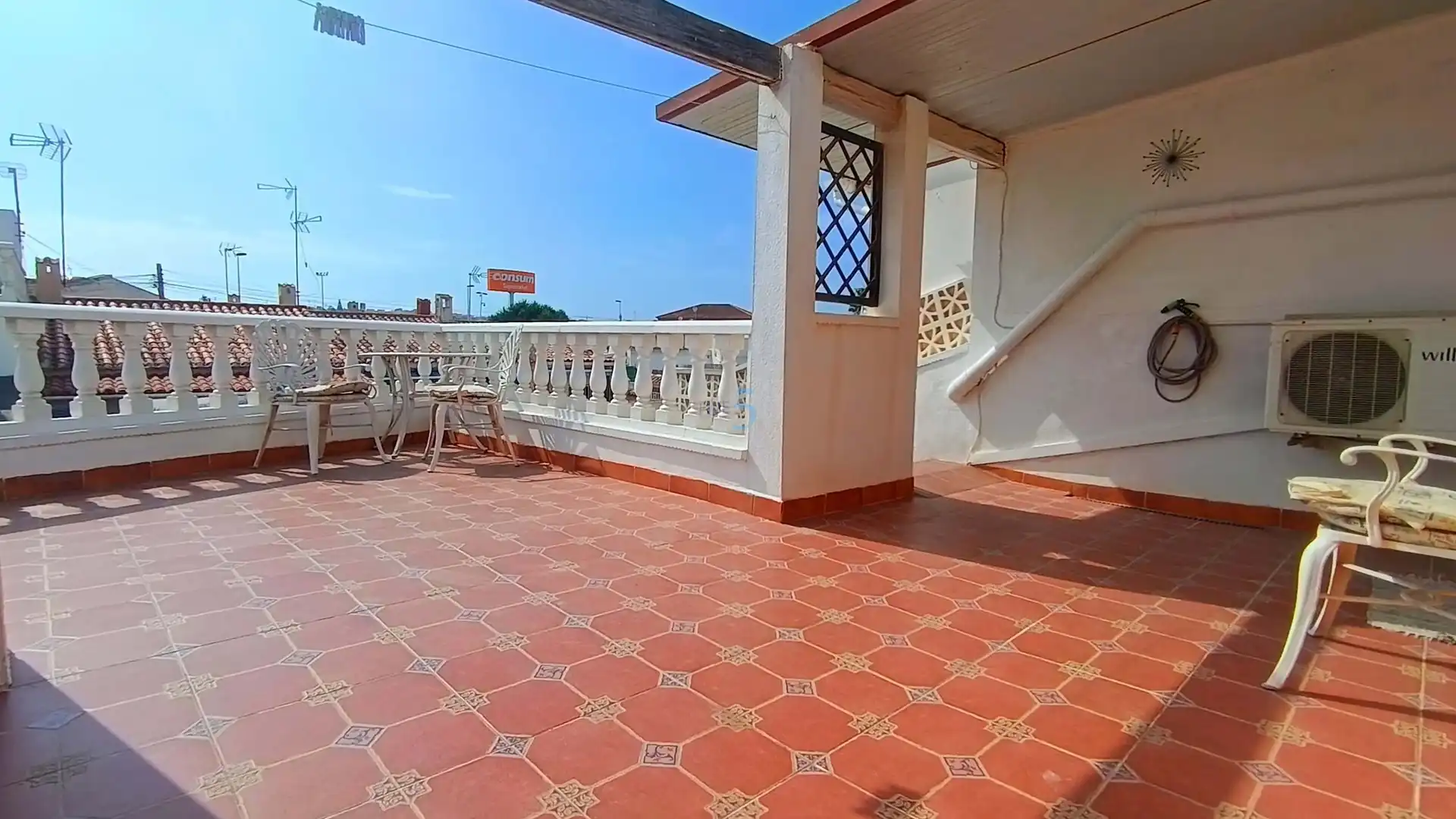 Terrasse von Einfamilien-Reihenhaus zum Verkauf in Torrevieja mit Klimaanlage, Heizung und Möbliert