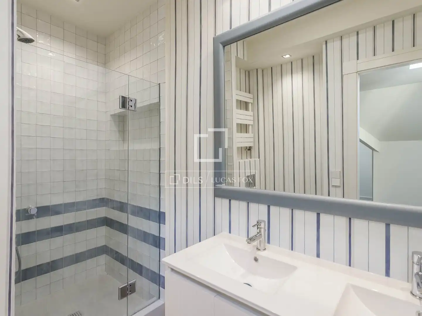 Bathroom of Attic for rent in Madrid  with Air Conditioner, Heating and Private garden
