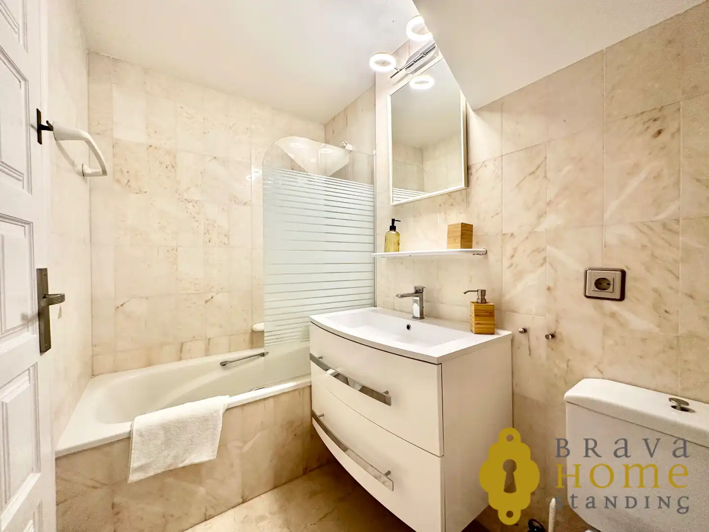 Badezimmer von Dachboden zum Verkauf in Empuriabrava mit Klimaanlage, Terrasse und Möbliert