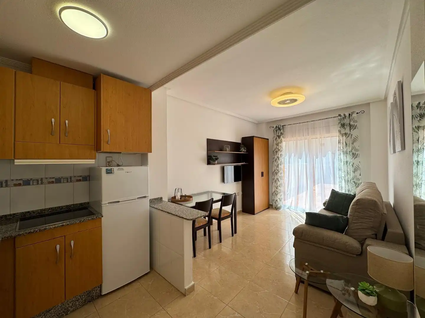 Sala de estar de Estudio en venta en Torrevieja con Aire acondicionado, Terraza y Amueblado
