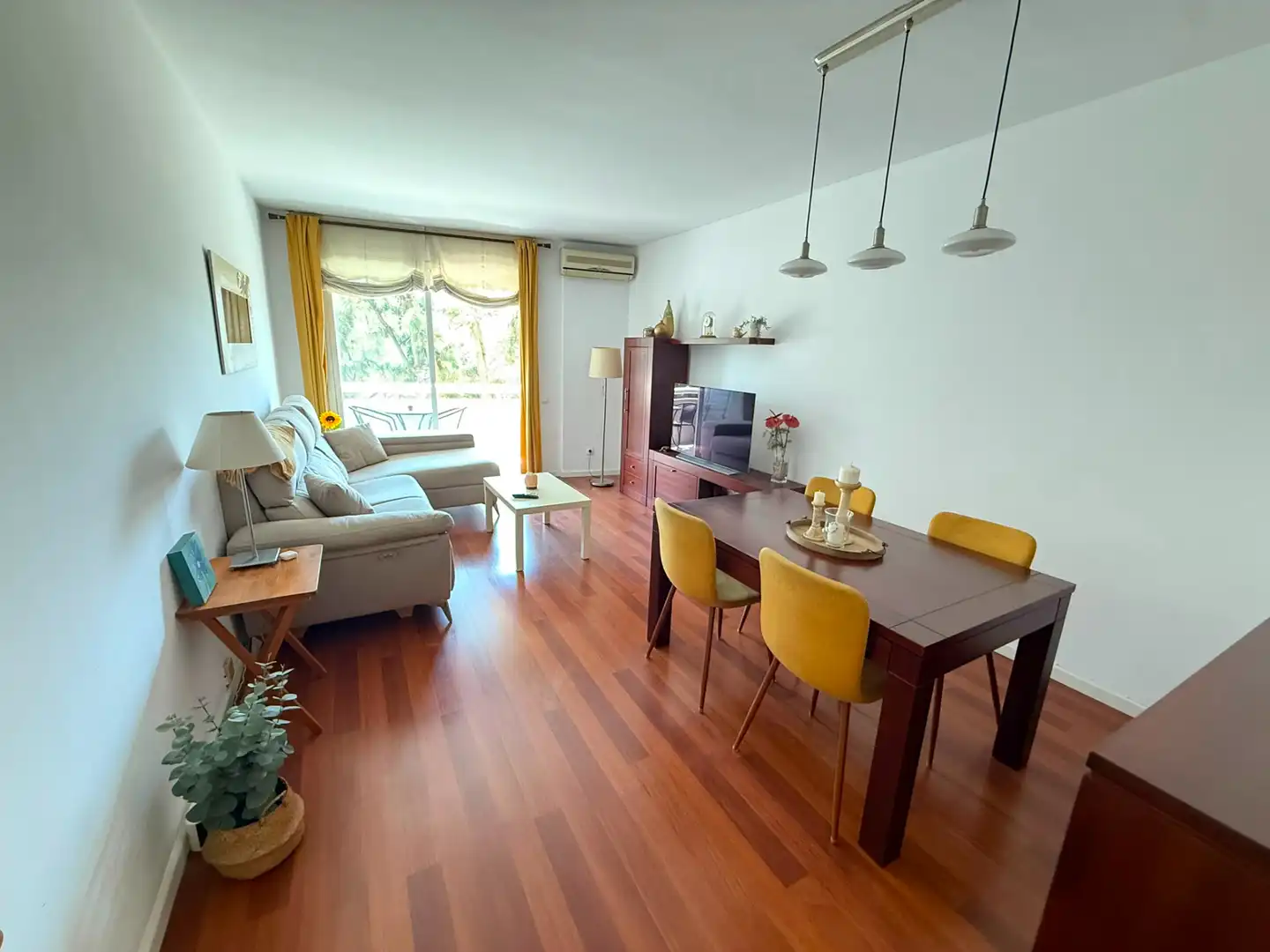 Sala de estar de Piso en venta en Cornellà de Llobregat con Aire acondicionado, Calefacción y Parquet