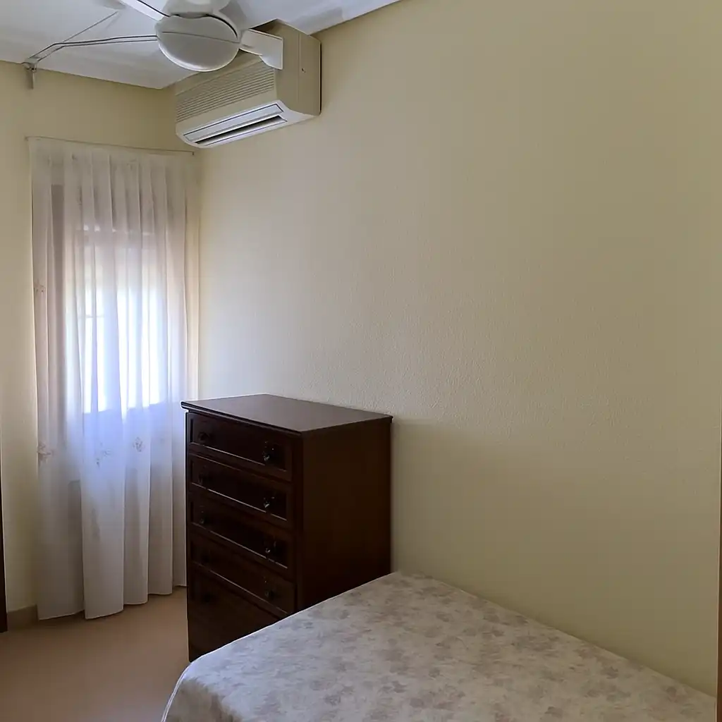 Dormitori de Casa adosada en venda en Guarromán amb Aire condicionat, Moblat i Balcó