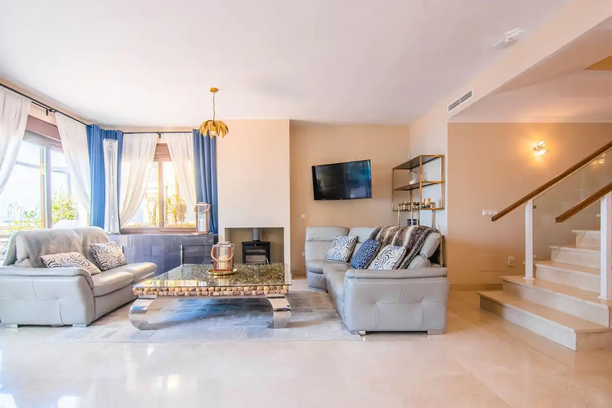 Sala d'estar de Casa adosada en venda en Ojén amb Aire condicionat, Calefacció i Jardí privat
