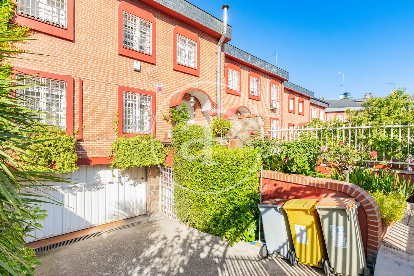 Vista exterior de Casa adosada en venta en Madrid con Aire acondicionado, Calefacción y Jardín privado