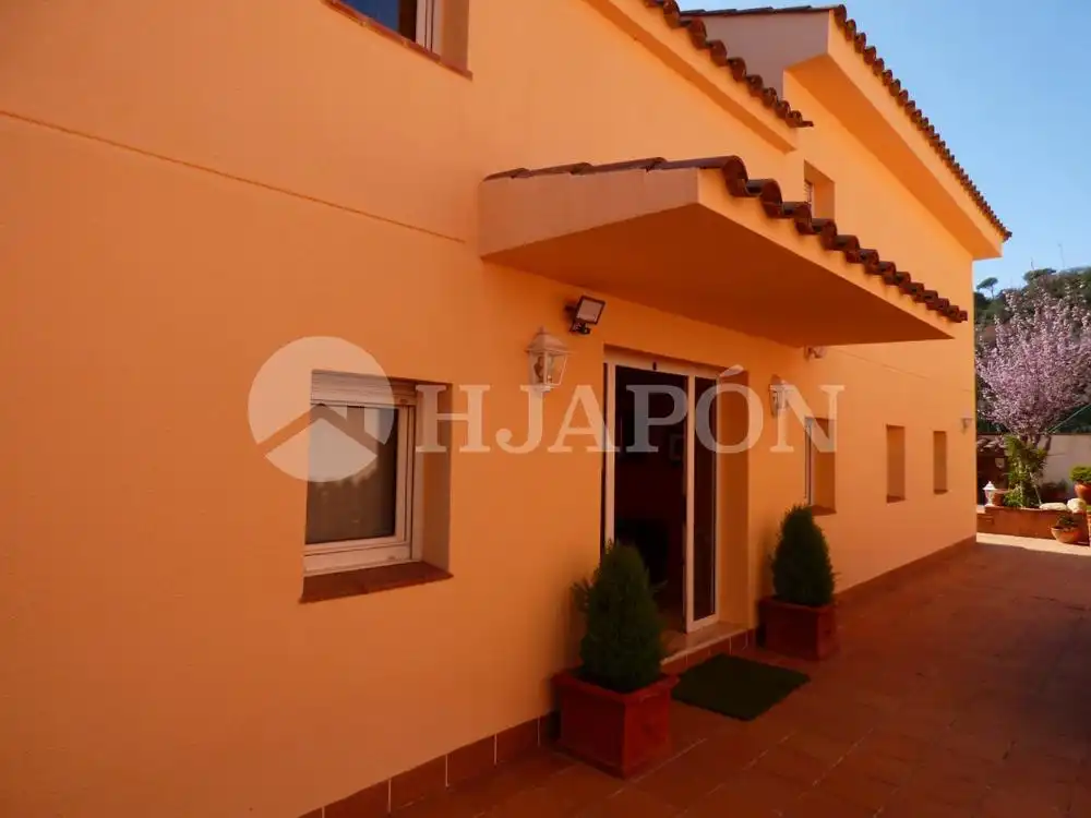 Vista exterior de Casa o chalet en venta en Badalona con Aire acondicionado, Jardín privado y Terraza