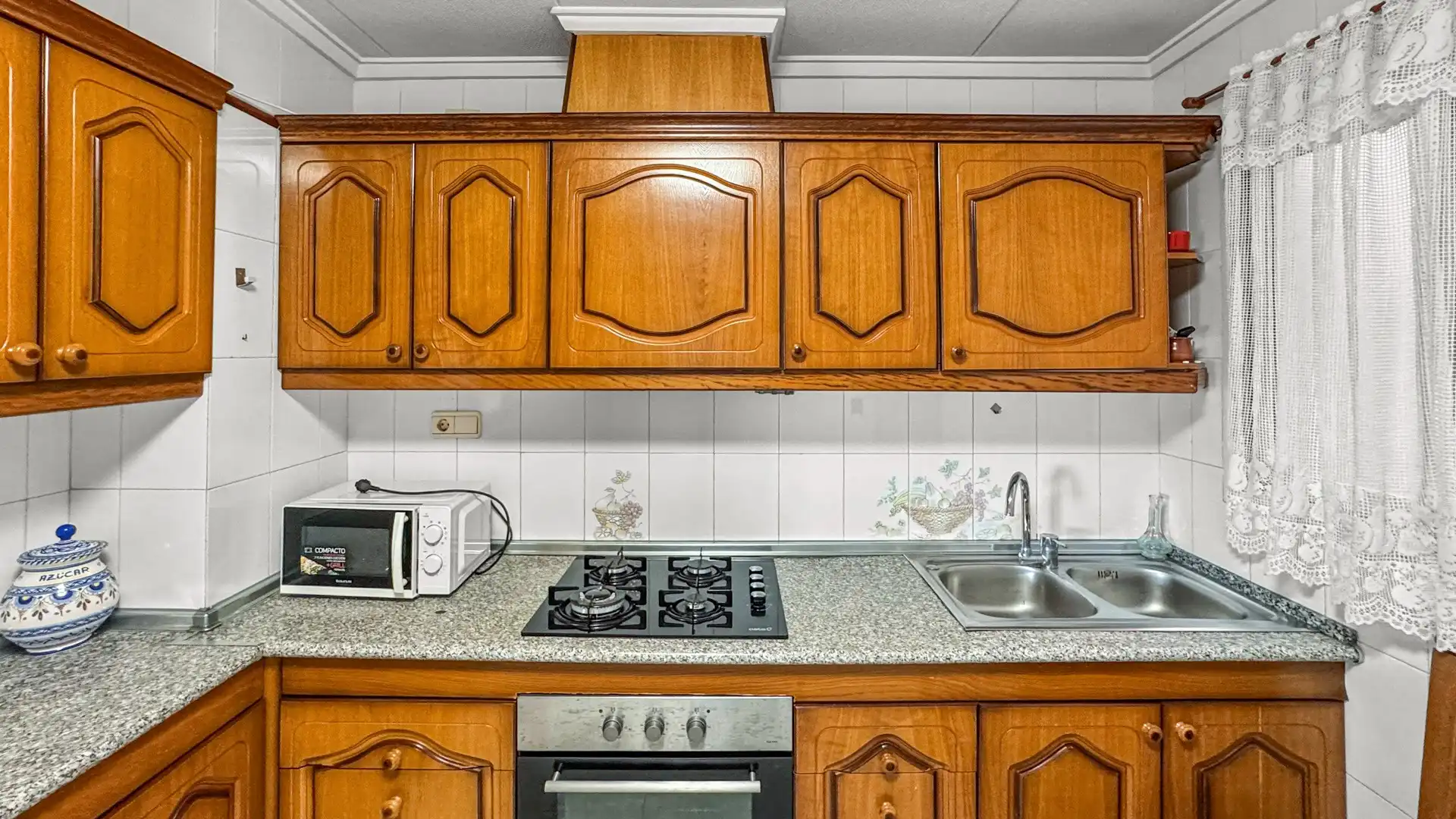 Cocina de Apartamento en venta en Torrevieja con Trastero, Amueblado y Horno