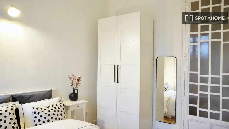 Bedroom of Flat for share in Madrid  with Air Conditioner, Heating and Furnished