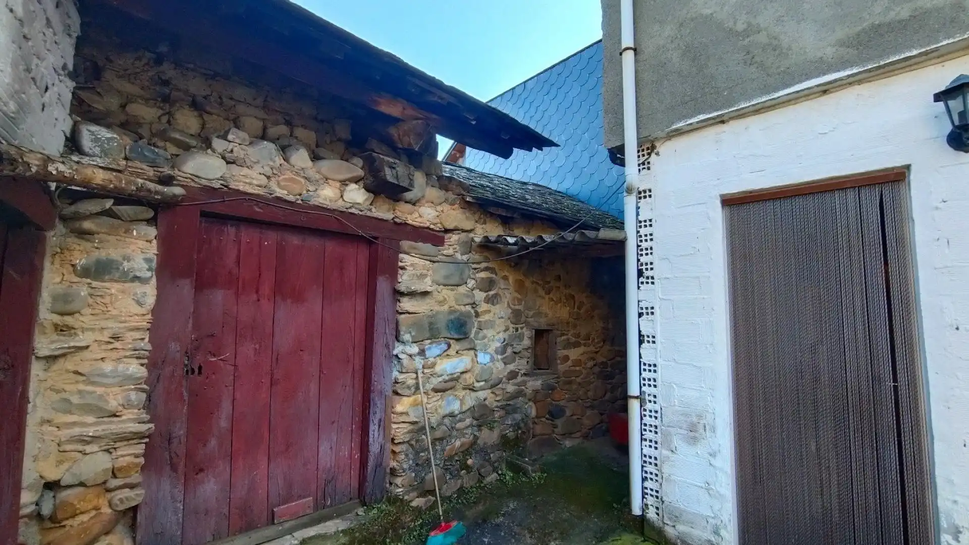 Exterior view of Single-family semi-detached for sale in Carracedelo  with Heating