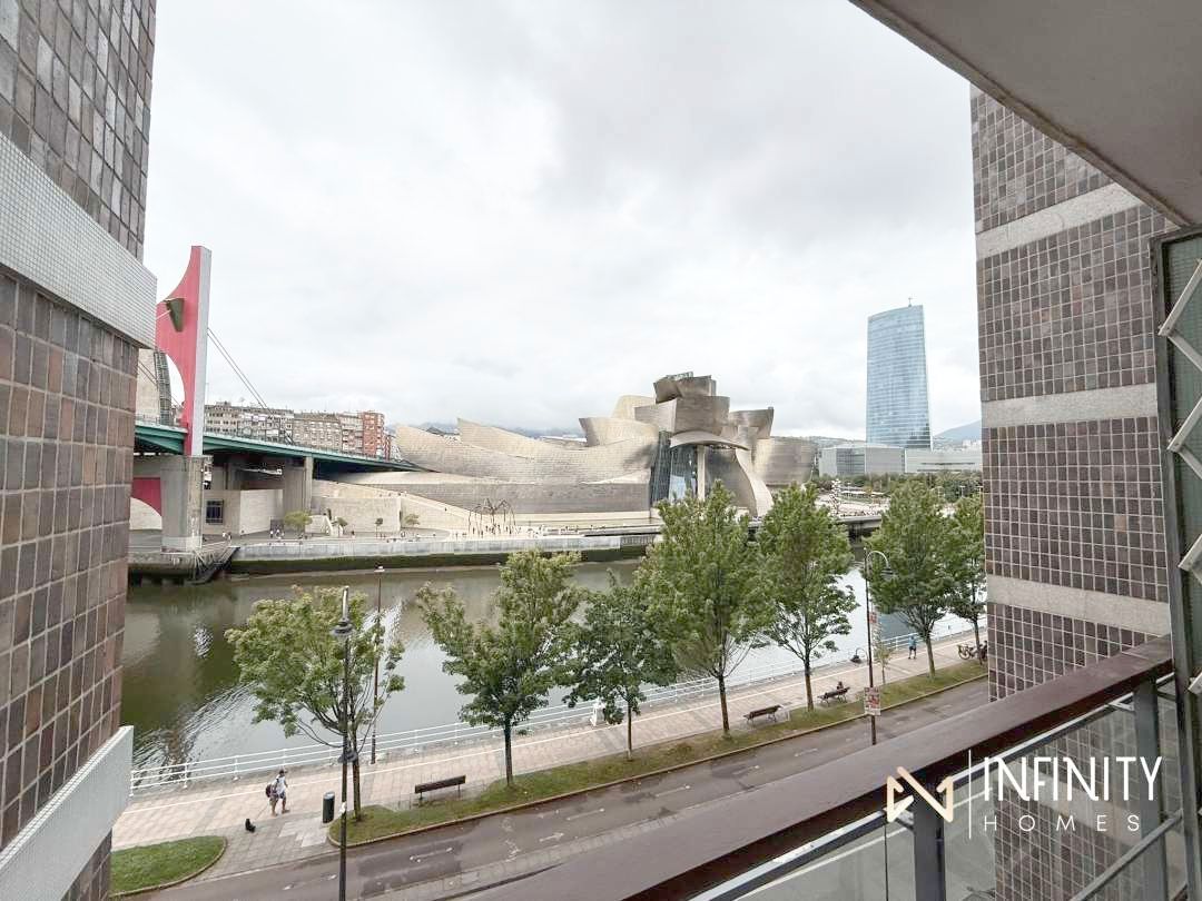 Vista exterior de Pis de lloguer en Bilbao  amb Calefacció, Terrassa i Balcó