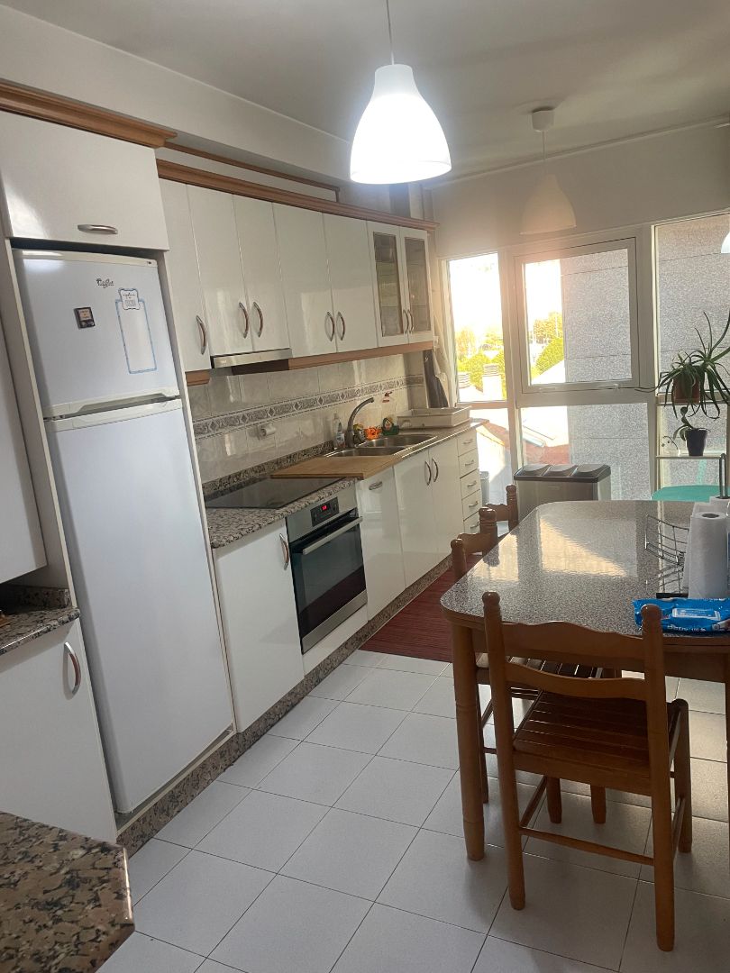 Kitchen of Flat to rent in Santiago de Compostela   with Furnished, Oven and Washing machine