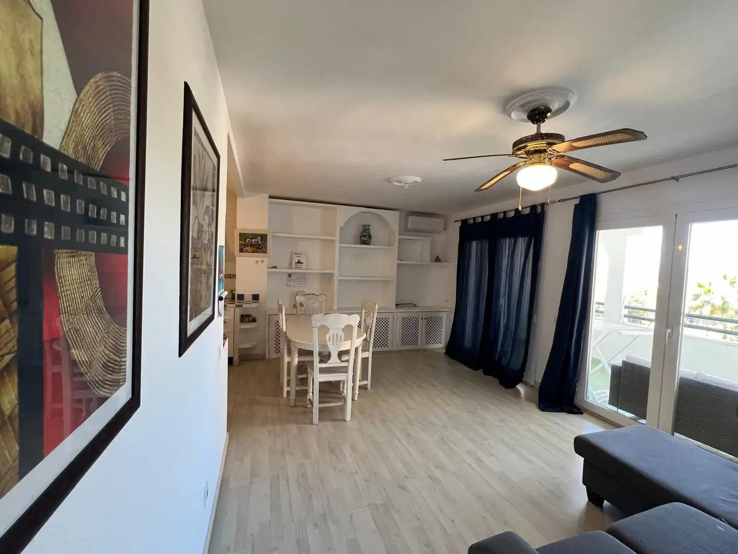 Sala de estar de Apartamento en venta en Estepona con Aire acondicionado, Terraza y Piscina