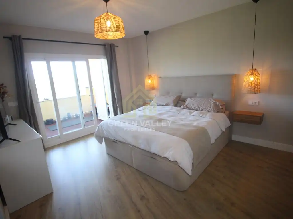Schlafzimmer von Wohnungen zum Verkauf in Sotogrande mit Klimaanlage, Heizung und Privatgarten