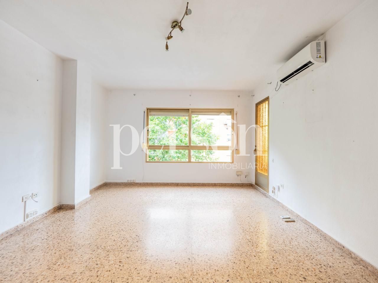 Sala d'estar de Pis en venda en  Valencia Capital amb Aire condicionat i Balcó