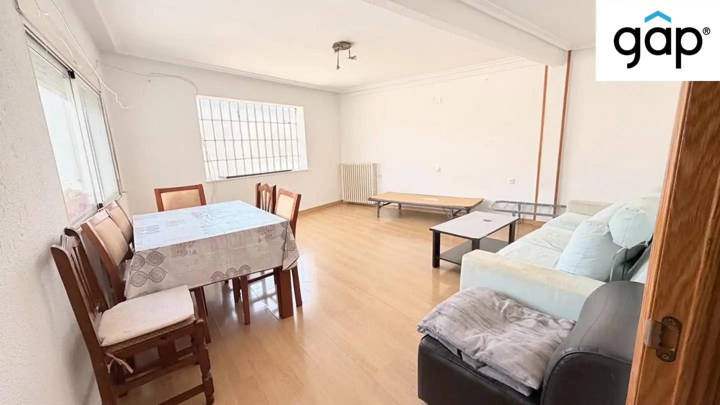 Sala de estar de Piso en venta en Cuenca con Calefacción y Amueblado