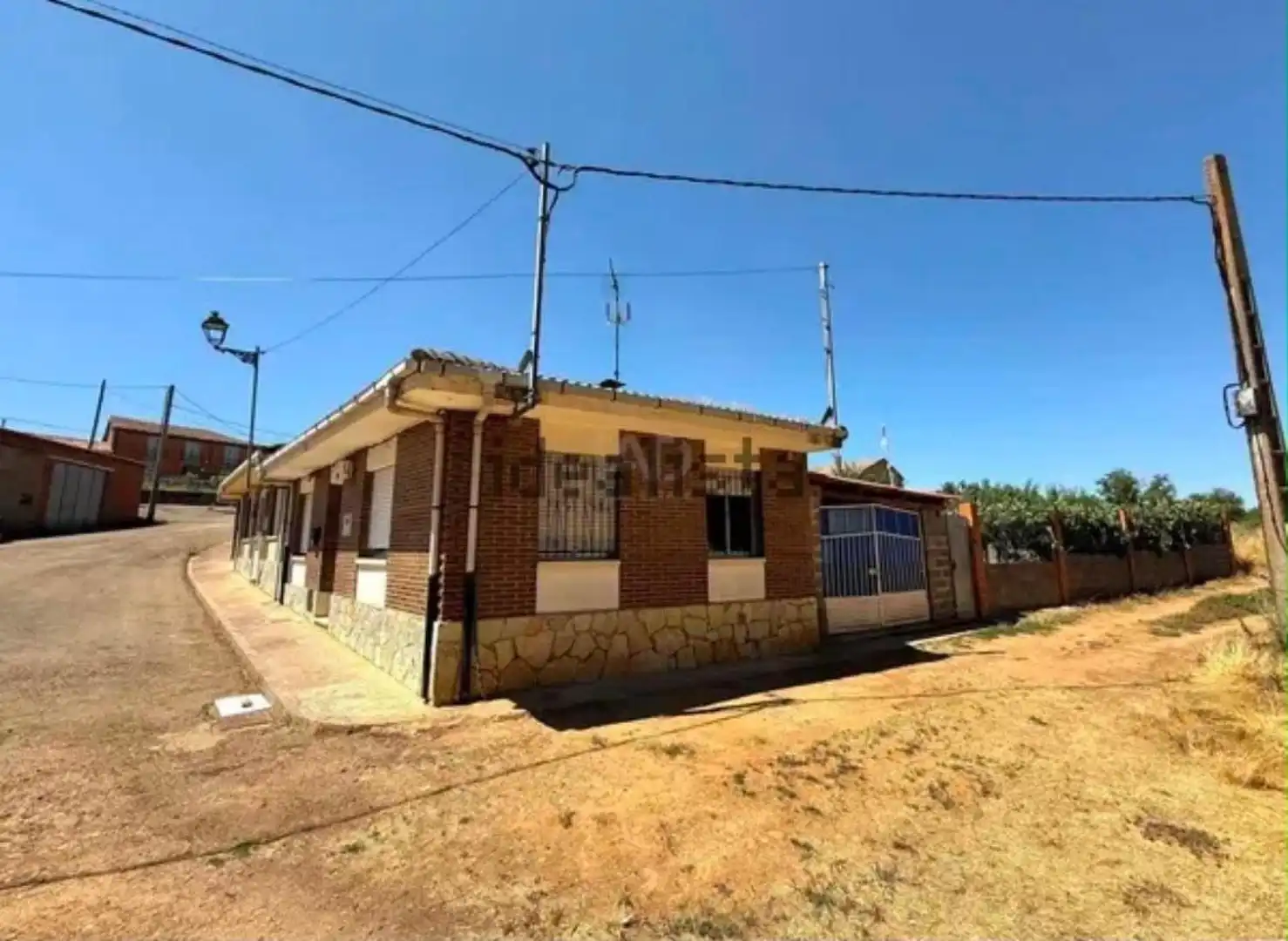 Vista exterior de Casa adosada en venda en Villamañán amb Calefacció i Moblat