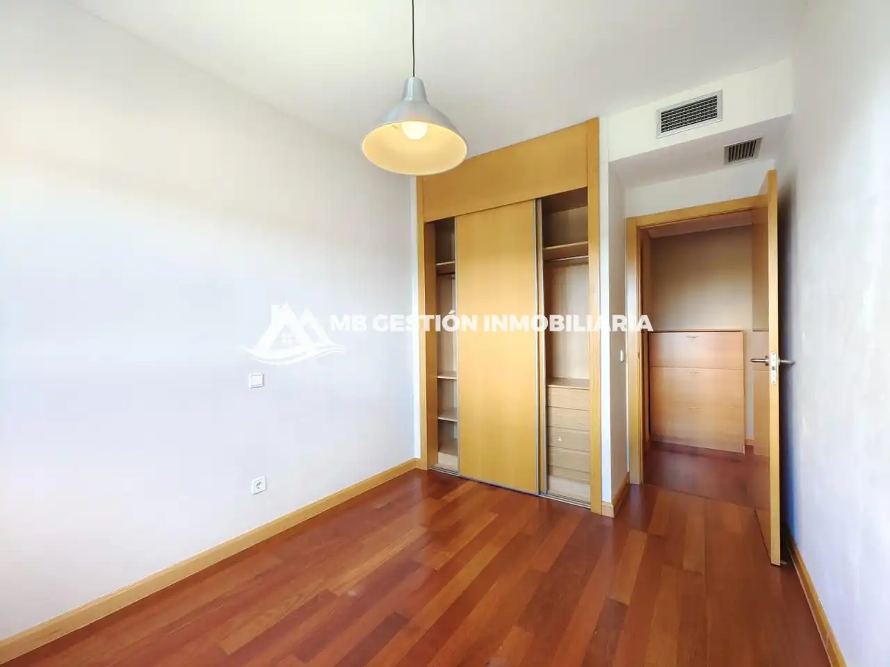 Bedroom of Attic for sale in Fuenlabrada  with Air Conditioner, Heating and Private garden