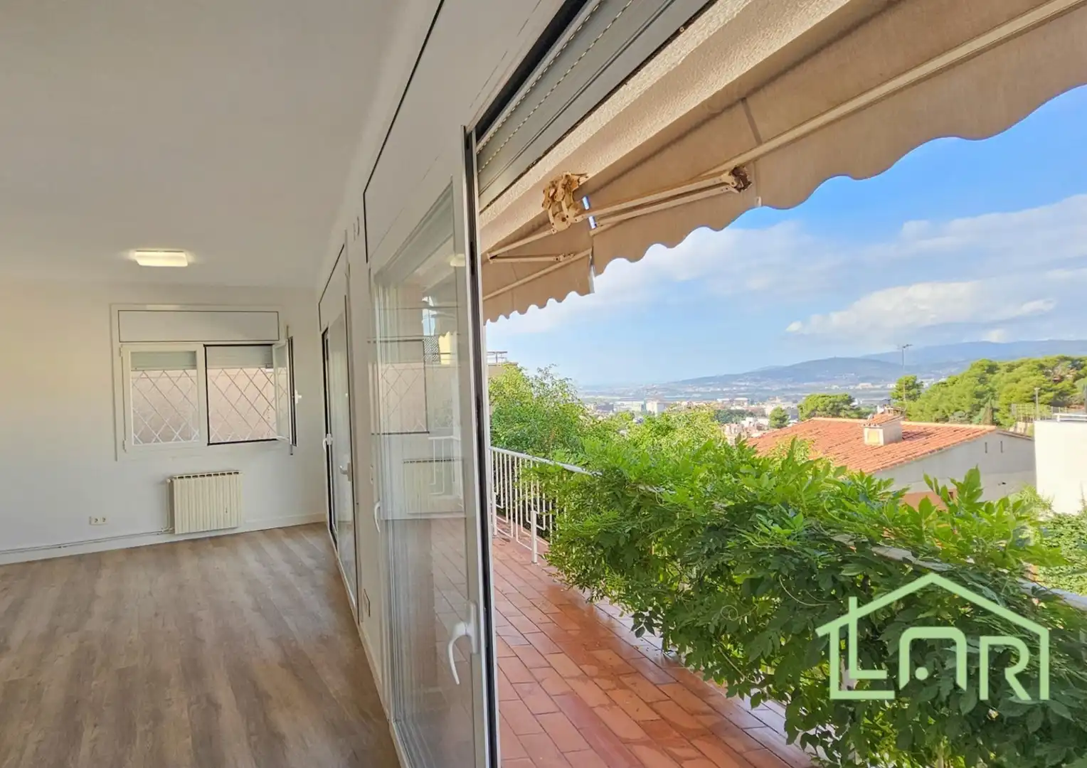 Vista exterior de Casa o xalet en venda en Sant Just Desvern amb Calefacció, Jardí privat i Parquet