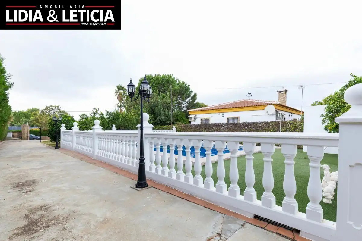 Vista exterior de Casa o chalet en venta en Alcalá de Guadaira con Aire acondicionado, Calefacción y Jardín privado