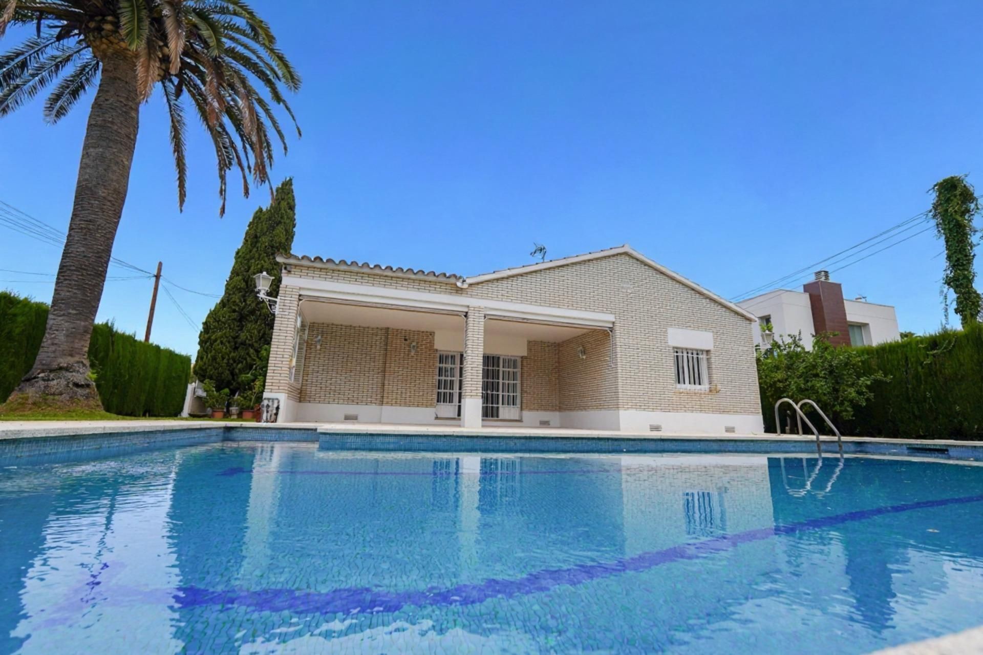 Exterior view of Houses for sale in Cambrils  with Air Conditioner, Private garden and Terrace
