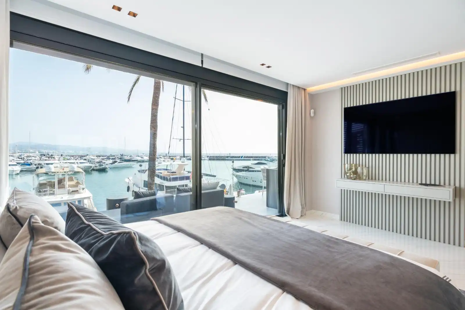 Bedroom of Flat for sale in Marbella  with Air Conditioner, Terrace and Oven