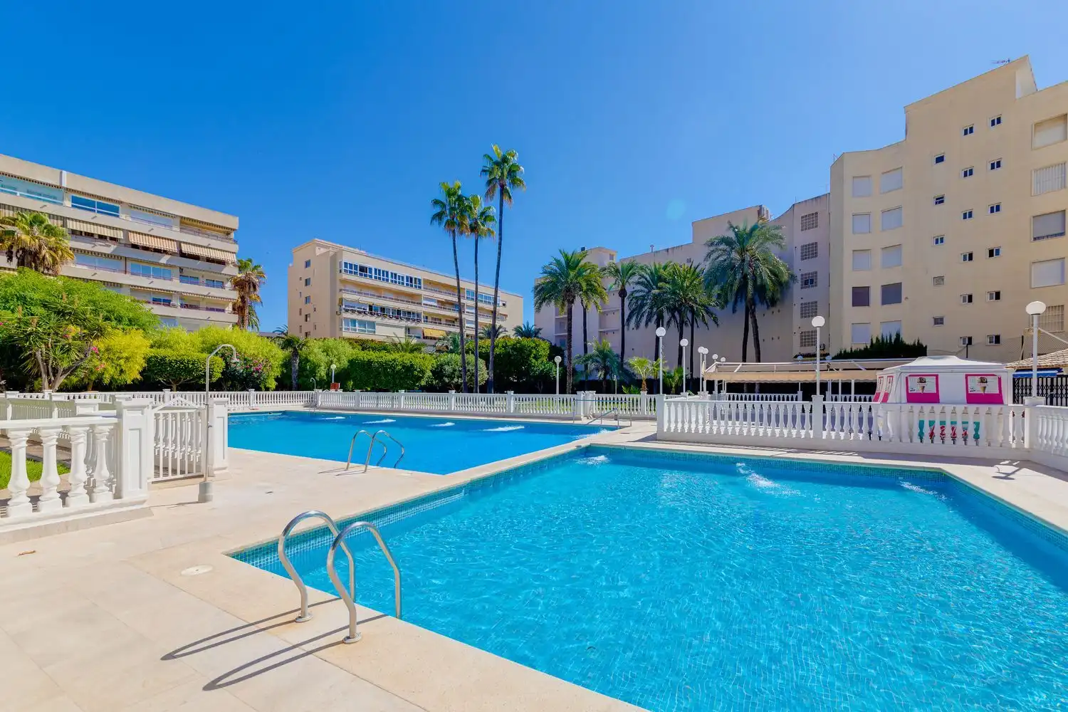 Piscina de Pis en venda en Torrevieja amb Aire condicionat, Terrassa i Moblat