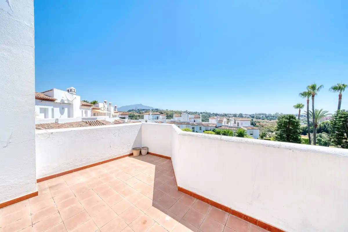 Vista exterior de Casa adosada en venta en Estepona con Jardín privado, Terraza y Piscina comunitaria